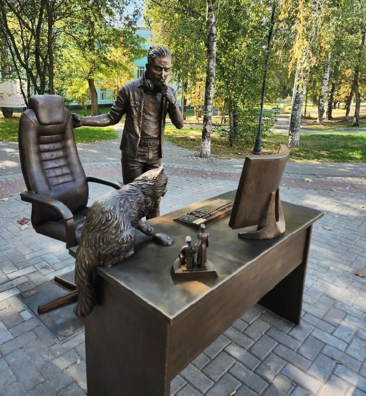 В Ижевске памятник айтишнику на удалёнке image preview