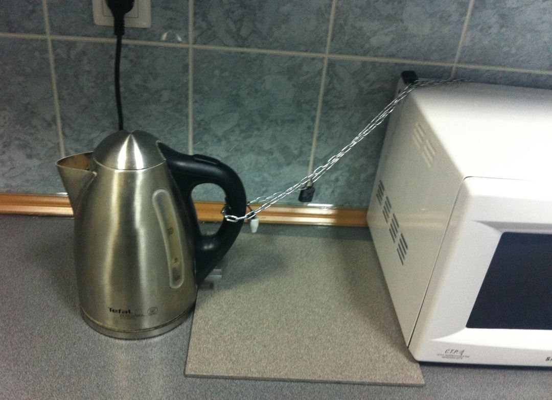 Цирк в офисе: украли чайник и привязали к цепи image preview